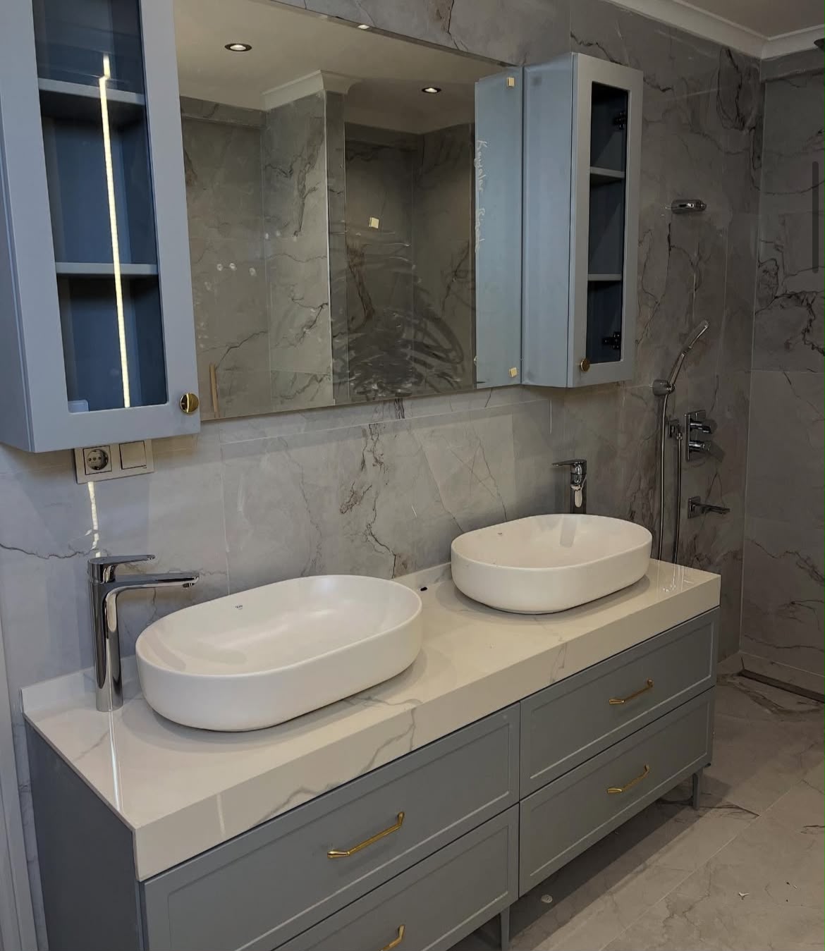Kayalar Mobilya banyo dolabı uygulaması: Banyoda sade çizgiler — fotoğraf 2