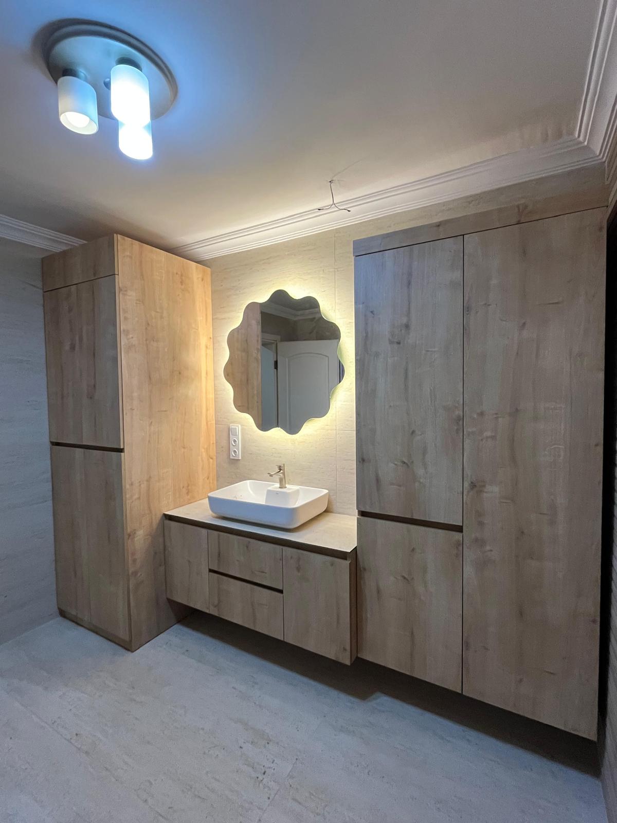 Kayalar Mobilya banyo dolabı uygulaması: Banyoda sade çizgiler — fotoğraf 1